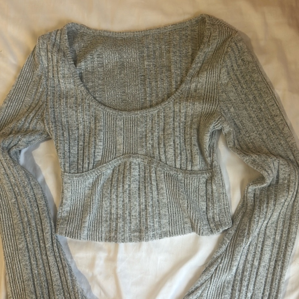 Cropped grey long sleeve with flare sleeve